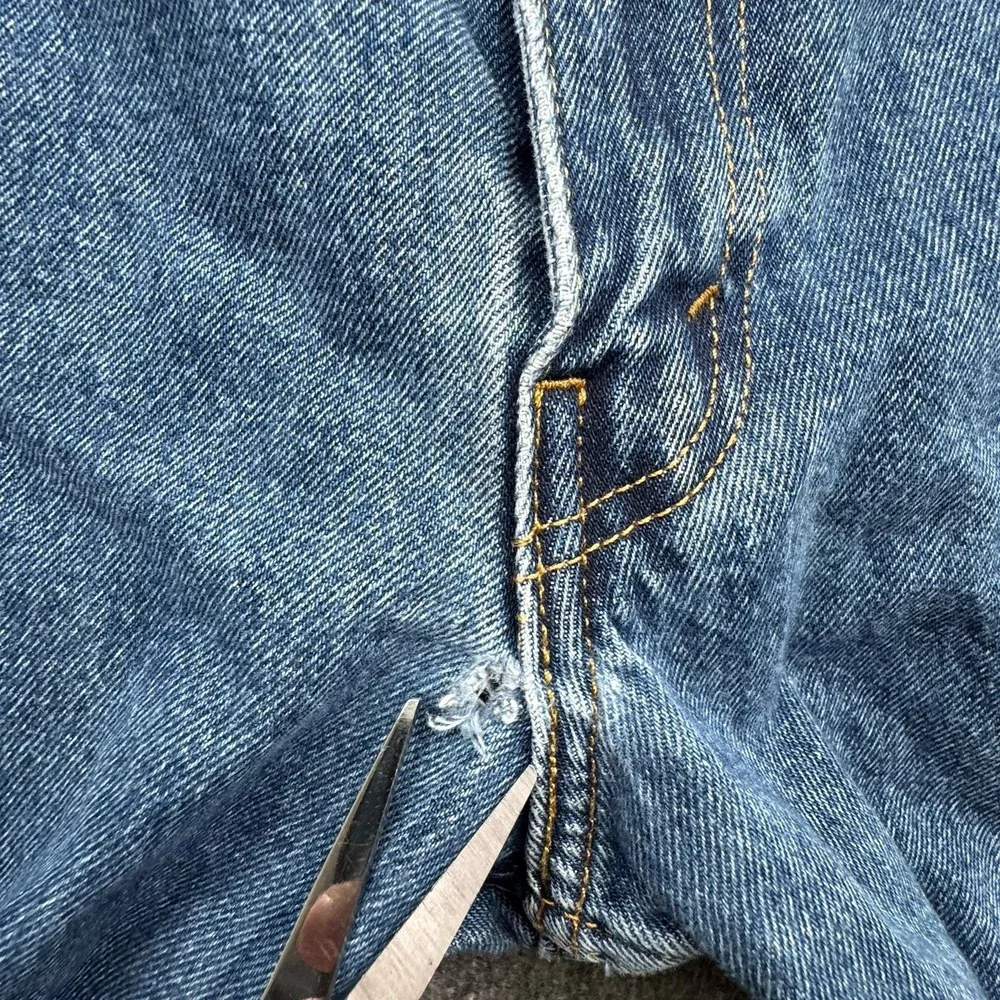 Levis 550 Relaxed Fit Mens Blue Jeans‎ Mens Size 50x32 Fits 50x31 Denim *Hole*